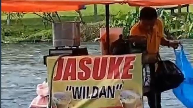 Video Viral Pedagang Jasuke Berada di Atas Air Bikin Publik Berdebat: Ninja?