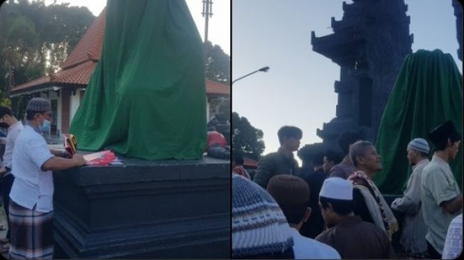 Jadi Lokasi Sholat Idul Adha, Dwarapala di Malang Ini Tertutup Kain