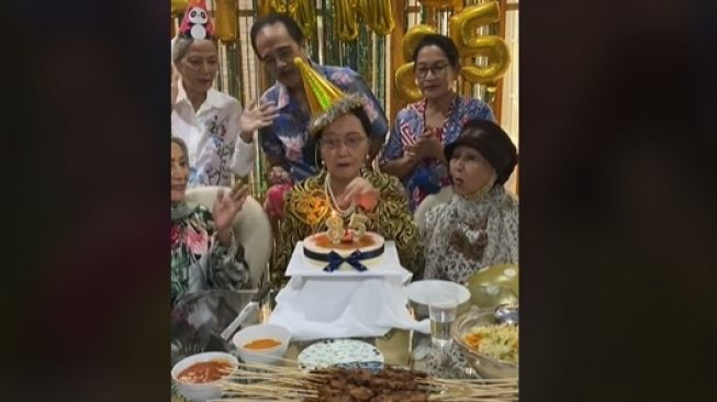 Rayakan Ulang Tahun, Cara Nenek Padamkan Api Lilin Ini Bikin Melongo