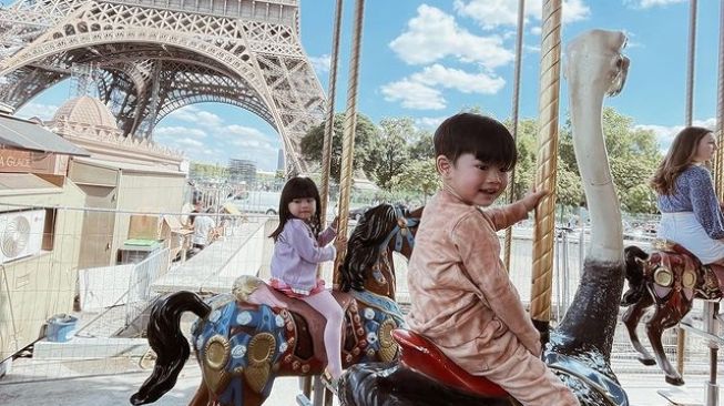 Momen Keluarga Syahnaz Sadiqah Liburan di Paris (Instagram/syahnazs)