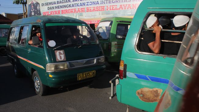 Simpatisan yang diamankan saat upaya jemput paksa Moch Subchi Azal Tsani (MSAT) di Pondok Pesantren (Ponpes) Shiddiqiyah dipulangkan dari Mapolres Jombang, Jawa Timur, Jumat (8/7/2022). [ANTARA FOTO/Syaiful Arif/aww]
