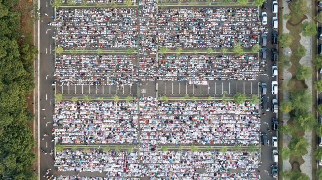 Sejumlah umat Islam mendengarkan khotbah usai melaksanakan salat Idul Adha 1443 Hijriah di halaman Jakarta International Equestrian Park (JIEP) Pulomas, Jakarta, Sabtu (9/7/2022). [ANTARA FOTO/M Risyal Hidayat/nym]a