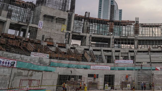 Suasana proyek pembangunan Indoor Multifunction Stadium di Kompleks GBK, Senayan, Jakarta, Jumat (8/7/2022). [ANTARA FOTO/Dhemas Reviyanto/aww]