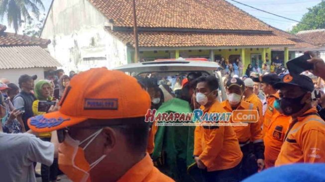 Isak Tangis Pecah Sambut Kedatangan Jenazah Sahrul, Santri yang Meninggal Terseret Ombak di Pangandaran