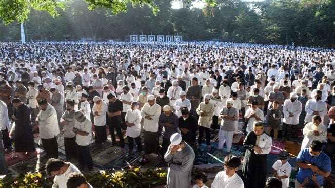 Ribuan warga melaksanakan salat Idul Adha di Taman Sempur, Kota Bogor, Jawa Barat, Sabtu (9/7/2022). [ANTARA FOTO/Arif Firmansyah/nym]
