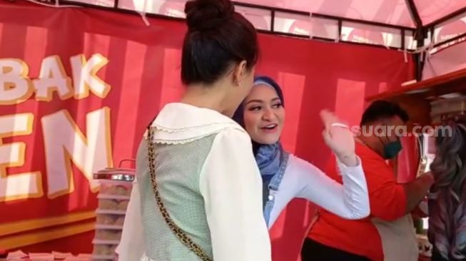 Istri pelawak Sule, Nathalie Holscher ditemui di kawasan Lebak Bulus, Jakarta Selatan, Sabtu (9/7/2022) [Suara.com/Rena Pangesti]