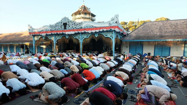 Umat Islam melaksanakan salat Idul Idha 1443 H di halaman Keraton Kasunanan Surakarta Hadiningrat Solo, Jawa Tengah, Sabtu (9/7/2022). [ANTARAFOTO/Maulana Surya/nym]