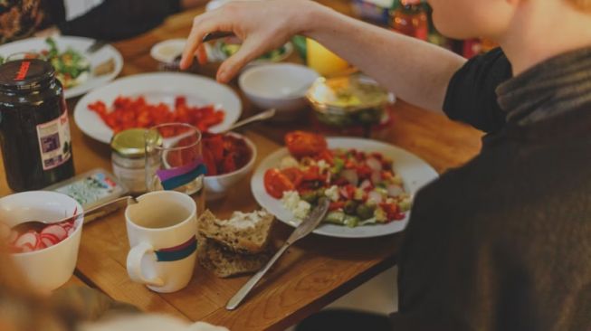 Asyik Santap Makanan, Beredar Kisah Pria Berujung Menyesal Usai Lihat Hewan Ini di Etalase Warteg