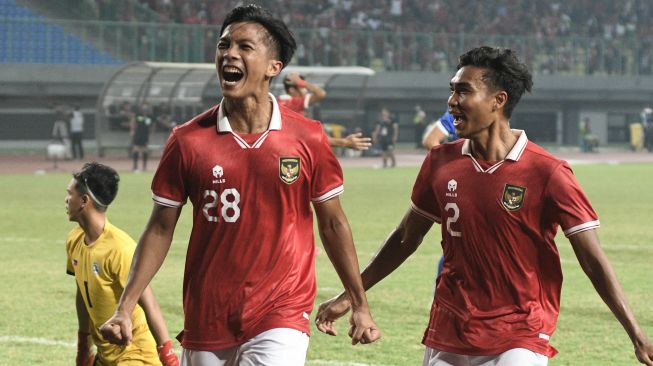 Pesepak bola Timnas Indonesia U-19 Rabbani Tasnim (tengah) melakukan selebrasi usai mencetak gol ke gawang Filipina U-19 dalam laga penyisihan Grup Piala AFF U-19 2022 di Stadion Patriot Chandrabhaga, Bekasi, Jawa Barat, Jumat (8/7/2022). Indonesia menang dengan skor 5-1. ANTARA FOTO/ Fakhri Hermansyah/aww.