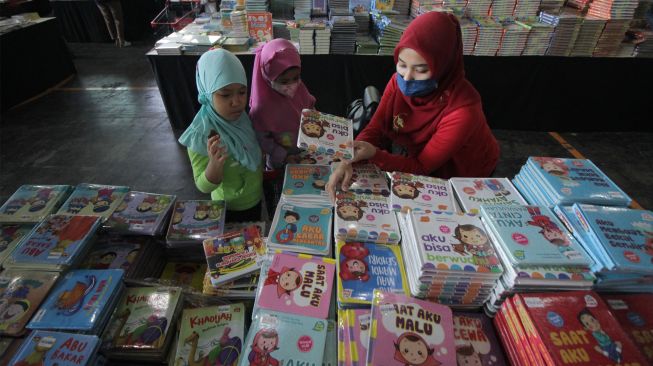 Pengunjung memilih buku saat bazar buku Big Bad Wolf Books di JX International, Surabaya, Jawa Timur, Sabtu (9/7/2022). [ANTARA FOTO/Moch Asim/nym]