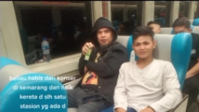 Pengguna TikTok Ini Tak Sengaja Bertemu Ahmad Dhani di Kereta, Netizen: Kukira Saipul Jamil