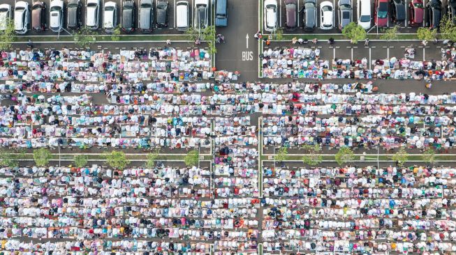 Sejumlah umat Islam mendengarkan khotbah usai melaksanakan salat Idul Adha 1443 Hijriah di halaman Jakarta International Equestrian Park (JIEP) Pulomas, Jakarta, Sabtu (9/7/2022). [ANTARA FOTO/M Risyal Hidayat/nym]a