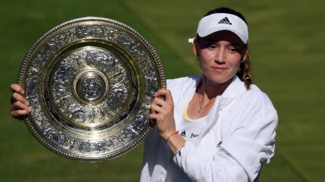 Petenis Kazakhstan Elena Rybakina berpose bersama trofi juara tunggal putri Wimbledon setelah mengalahkan petenis Tunisia Ons Jabeur dalam final Wimbledon di All England Lawn Tennis and Croquet Club, London, Inggris, 9 Juli 2022. 