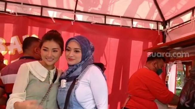 Istri pelawak Sule, Nathalie Holscher ditemui di kawasan Lebak Bulus, Jakarta Selatan, Sabtu (9/7/2022) [Suara.com/Rena Pangesti]