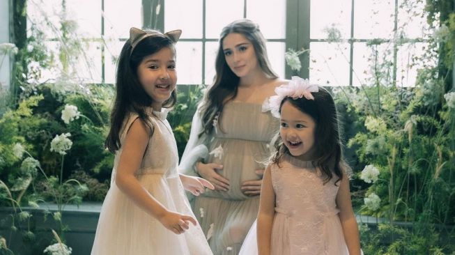 8 Potret Seraphina Rose, Putri Yasmine Wildblood yang Semakin Cantik Setelah Lulus TK