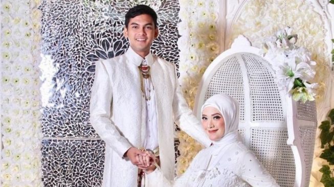  Artis pemotretan kehamilan pakai adat Jawa (Instagram/@adhityaputri)