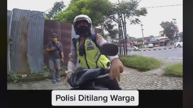 Viral Oknum Polisi Tak Berkutik Ditilang Warga Gara-gara STNK Mati Pajak, Endingnya Bikin Jengkel