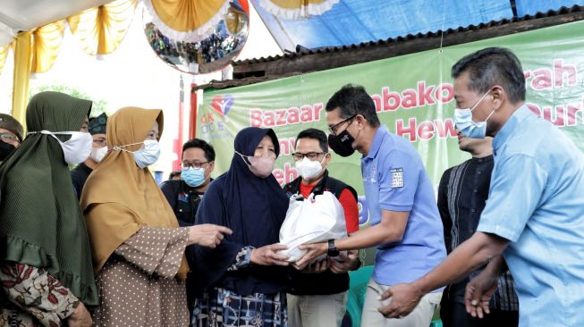 Sandiaga Uno Beri Bantuan Sembako Murah dan Hewan Kurban di Kuningan