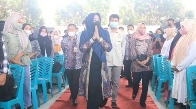 Bupati Mojokerto, Ikfina Fahmawati, dalam Job Fair di SMKN 1 Pungging pada Selasa, (28/6/2022). (Dok: Pemkab Mojokerto)