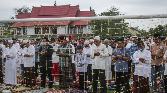 Umat Islam melaksanakan salat Idul Adha 1443 Hijriah di lapangan Stadion Sanaman Mantikei, Palangka Raya, Kalimantan Tengah, Sabtu (9/7/2022). [ ANTARA FOTO/Makna Zaezar/nym]
