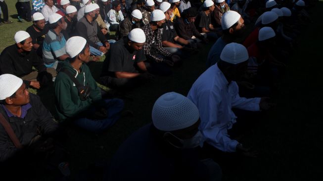 Simpatisan yang diamankan saat upaya jemput paksa Moch Subchi Azal Tsani (MSAT) di Pondok Pesantren (Ponpes) Shiddiqiyah berdoa bersama sebelum dipulangkan dari Mapolres Jombang, Jawa Timur, Jumat (8/7/2022). [ANTARA FOTO/Syaiful Arif/aww]