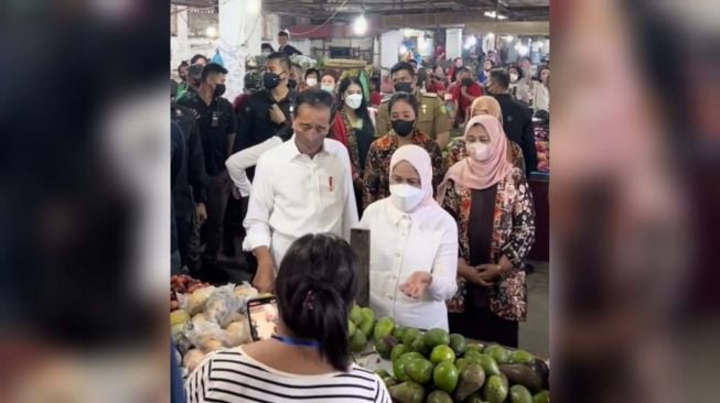 Potret Jokowi dan Iriana Bersama Bobby Nasution-Kahiyang Ayu ke Pasar Petisah, Publik: Bahagia Kali Dikunjungi Mertua