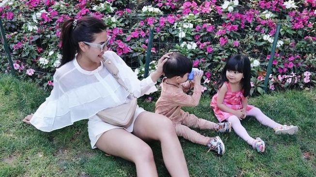 Momen Keluarga Syahnaz Sadiqah Liburan di Paris (Instagram/syahnazs)