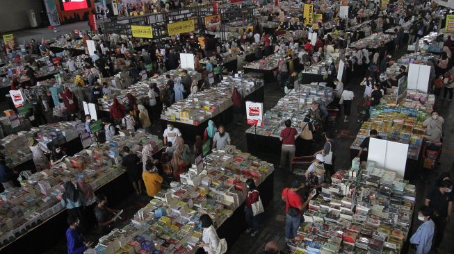 Pengunjung memilih buku saat bazar buku Big Bad Wolf Books di JX International, Surabaya, Jawa Timur, Sabtu (9/7/2022). [ANTARA FOTO/Moch Asim/nym]