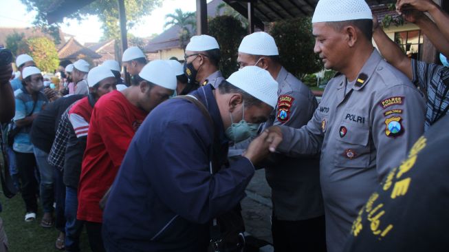 Simpatisan yang diamankan saat upaya jemput paksa Moch Subchi Azal Tsani (MSAT) di Pondok Pesantren (Ponpes) Shiddiqiyah dipulangkan dari Mapolres Jombang, Jawa Timur, Jumat (8/7/2022). [ANTARA FOTO/Syaiful Arif/aww]