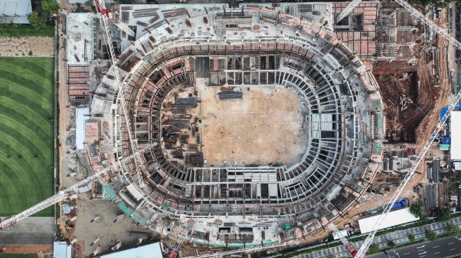 Foto aerial suasana proyek pembangunan Indoor Multifunction Stadium di Kompleks GBK, Senayan, Jakarta, Jumat (8/7/2022). [ANTARA FOTO/Dhemas Reviyanto/aww]