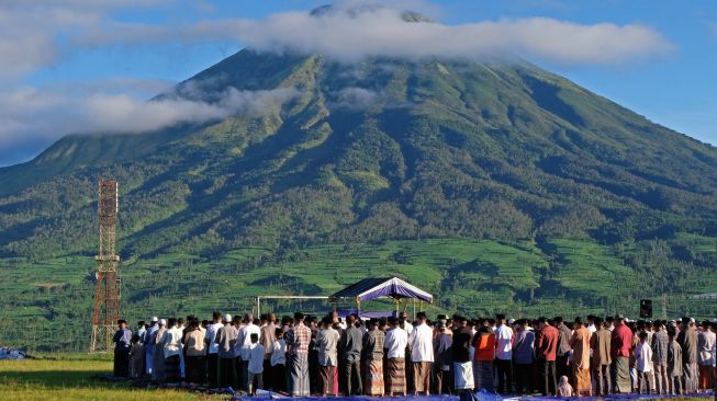 Umat Islam melaksanakan salat Idul Idha 1443 H di lapangan kawasan lereng Gunung Sumbing Desa Reco, Kertek, Wonosobo, Jawa Tengah, Sabtu (9/7/2022). [ANTARA FOTO/Anis Efizudin/nym]
