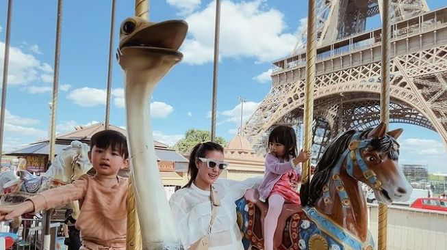 Momen Keluarga Syahnaz Sadiqah Liburan di Paris (Instagram/syahnazs)