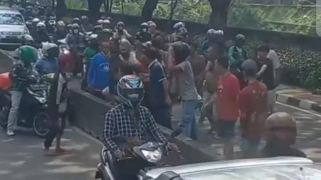 Tabrak Pemotor Lain Saat Kejar Motor Tunggak Cicilan, Debt Collector Dikeroyok Warga di Setiabudi