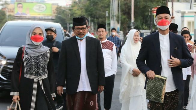 Gubernur Jawa Tengah Ganjar Pranowo saat akan menjalankan salat Idul Adha di Simpang Lima Semarang, Minggu (10/7/2022). [Dok Pemprov Jateng]