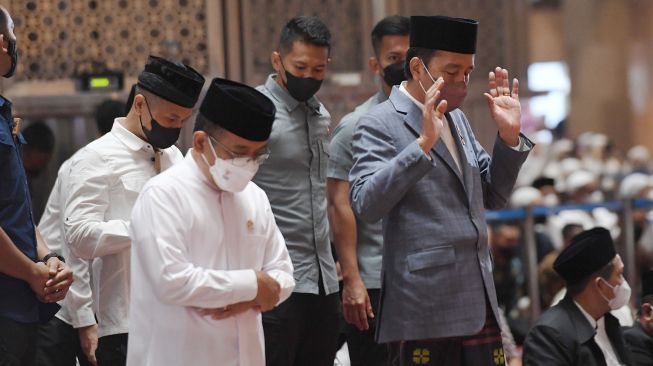 Presiden Joko Widodo (kanan) bersama Mensesneg Pratikno (kiri) melakukan shalat sunah tahiyatul masjid saat tiba di dalam masjid untuk melaksanakan Shalat Idul Adha di Masjid Istiqlal, Jakarta, Minggu (10/7/2022).  ANTARA FOTO/Hafidz Mubarak 