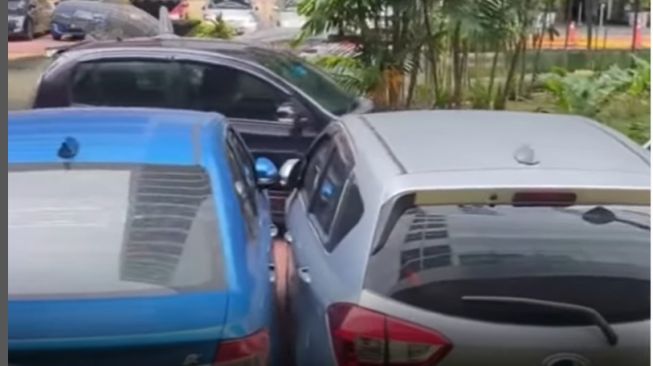 Parkir mobil yang saling berdempetan bikin geleng-geleng kepala (Instagram)