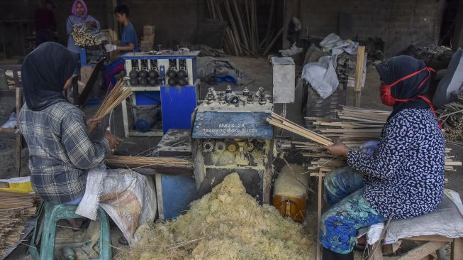 Pekerja membuat tusuk sate di rumah produksi Era Bambu Alami, Kampung Rahayu, Kecamatan Tamansari, Kota Tasikmalaya, Jawa Barat, Sabtu (9/7/2022). ANTARA FOTO/Adeng Bustomi