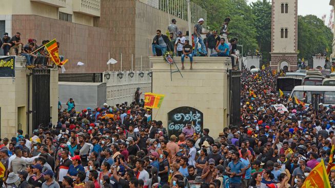 Para pengunjuk rasa yang menuntut pengunduran diri Presiden Sri Lanka Gotabaya Rajapaksa berkumpul di dalam kompleks Istana Kepresidenan Sri Lanka di Kolombo pada 9 Juli 2022.AFP Photo