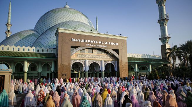 Umat Islam melaksanakan Shalat Idul Adha 1443 H di Masjid Raya Al-Azhom, Kota Tangerang, Banten, Minggu (10/7/2022). Antara Foto
