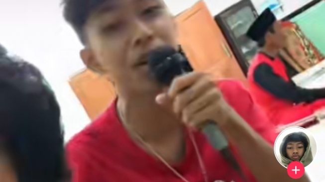 Viral Seorang Remaja Berkalung Salib Ikut Takbiran di Masjid Bersama Teman, Warganet: Krislam