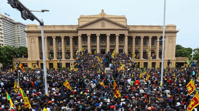 Para pengunjuk rasa yang menuntut pengunduran diri Presiden Sri Lanka Gotabaya Rajapaksa berkumpul di dalam kompleks Istana Kepresidenan Sri Lanka di Kolombo pada 9 Juli 2022.AFP Photo