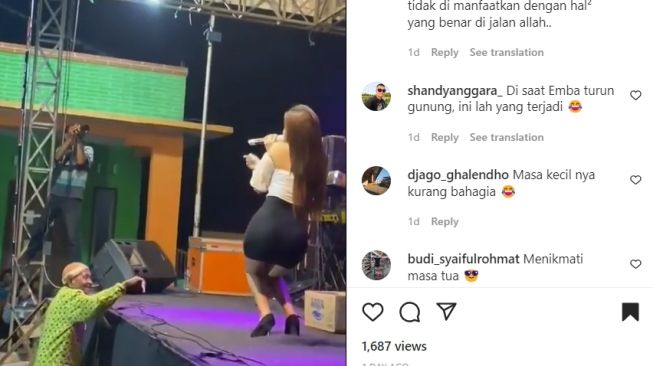 Kakek saat nyawer biduan dangdut (Instagram/ @terang_media).