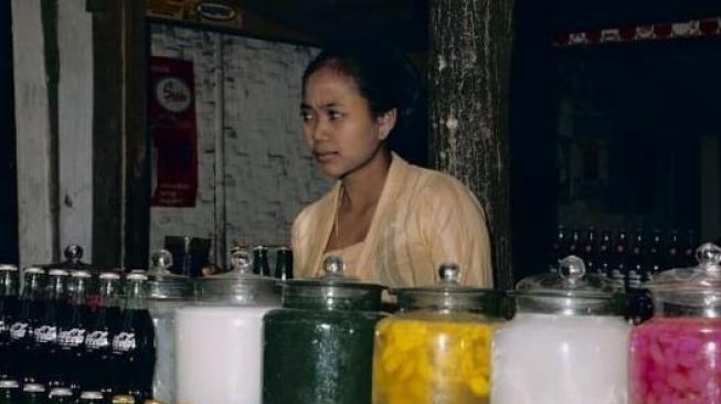 Nostalgia Foto Jadul Warung Tahun 1971, Ukuran Tempe Goreng di Meja Bikin Warganet Heran