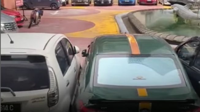 Parkir mobil yang saling berdempetan bikin geleng-geleng kepala (Instagram)