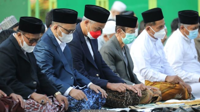 Gubernur Jawa Tengah Ganjar Pranowo saat menjalankan salat Idul Adha di Simpang Lima Semarang, Minggu (10/7/2022). [Dok Pemprov Jateng]