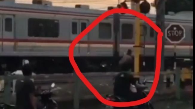 Terduga Pelaku Pelemparan Batu KRL Terciduk Kamera Netizen, Begini Kelakuannya