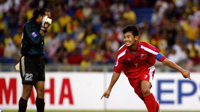 Ekspresi Soe Myat Min, kapten timnas Myanmar (kanan) setelah mencetak gol ke gawang Malaysia dalam pertandingan Piala Tiger 2004 di Kuala Lumpur 12 Desember 2004. Myanmar memimpin 1-0 setelah babak pertama saat permainan berlanjut. FOTO AFP / Jimin LAI