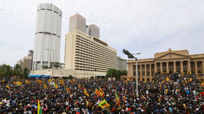 Para pengunjuk rasa yang menuntut pengunduran diri Presiden Sri Lanka Gotabaya Rajapaksa berkumpul di dalam kompleks Istana Kepresidenan Sri Lanka di Kolombo pada 9 Juli 2022.AFP Photo