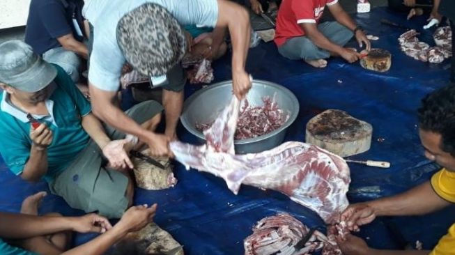 Umat Muslim Bali Bagikan 10 Ribu Paket Daging Kurban ke Warga, Termasuk Non Muslim