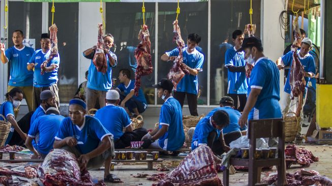 
Panitia memotong daging sapi kurban di Masjid Al Jihad, Banjarmasin, Kalimantan Selatan, Minggu (10/7/2022).  ANTARA FOTO/Bayu Pratama 

